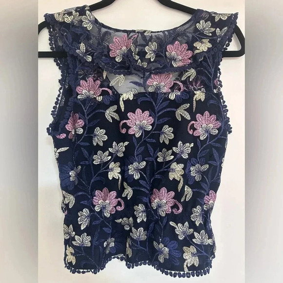 Cupcakes and Cashmere Jeanie Too Navy Embroidered Floral Blouse Size XS - Picture 4 of 10